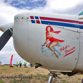Рисунок на кокпите самолета на Одесском фестивале малой авиации