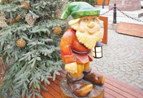 Вроцлавский гном охраняет вроцлавскую рождественскую ярмарку