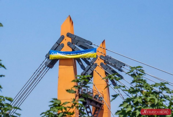 Флаг Украины на мосту