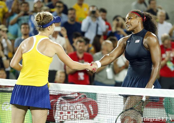 epa05469326 Elina Svitolina (L) of Ukraine is congratulated by Serena Williams of the USA after defeating the World No.1 in the women's third round match of the Rio 2016 Olympic Games Tennis events at the Olympic Tennis Centre in the Olympic Park in Rio de Janeiro, Brazil, 09 August 2016. EPA/MICHAEL REYNOLDS