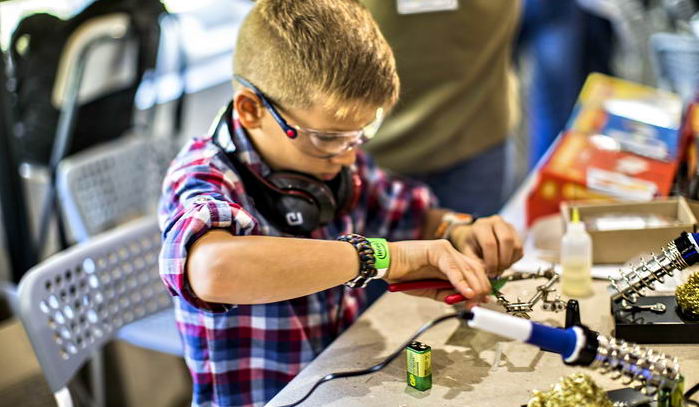 Mini Maker Faire, мальчик паяет, ребенок изобретатль, ребенок делает робота
