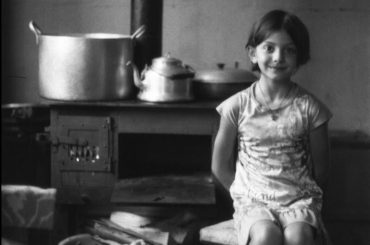 грузинская девочка, девочка на кухне, бедные дети, дети в нищете, ребенок в нищете