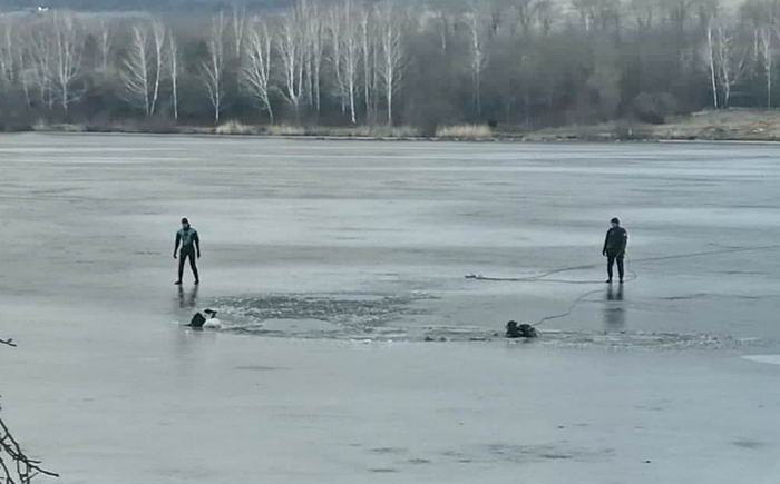 Рыбак провалился под лед