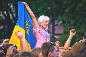 Девушка с флагом украины