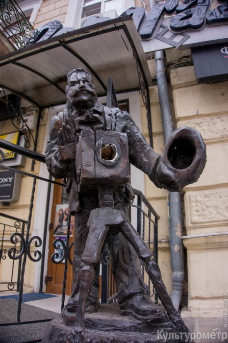 Деревянная скульптура фотографа в Одессе