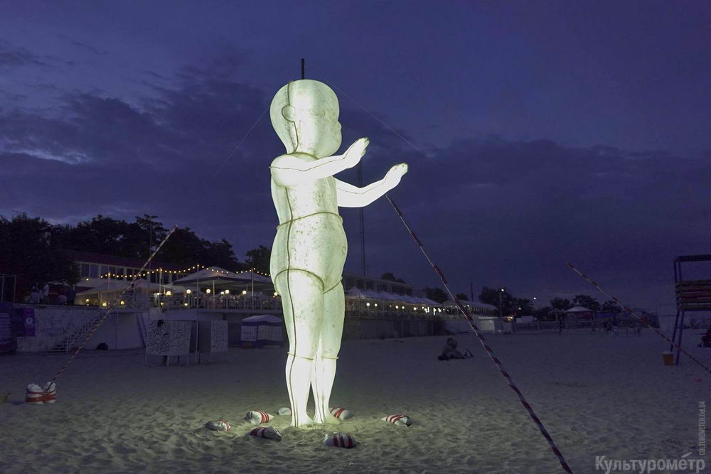 Испытание светящейся скульптуры Александра Милова на одесском пляже