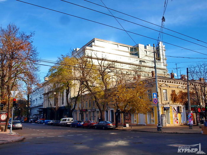 Вот так выглядит торговый центр со стороны улицы Бунина. Фото - http://uc.od.ua