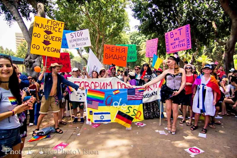 Флаг в поддержку #ОдессаПрайд2016 продолжил свое путешествие и после Нью-Йорка и Вашингтона отправился в Израиль, где в эту пятницу прошел Прайд.