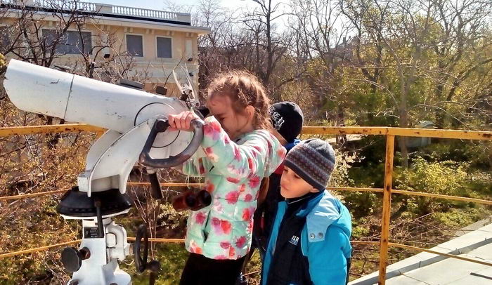 дети в обсерватории, ребенок смотрит в телескоп