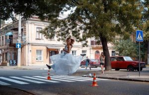 креативная невеста, пешеходный переход, необычное свадебное фото