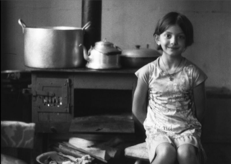 грузинская девочка, девочка на кухне, бедные дети, дети в нищете, ребенок в нищете