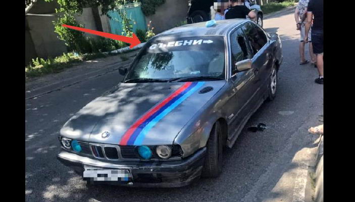 В Одессе пьяный водитель BMW с матерной надписью прокатил на капоте полицейского