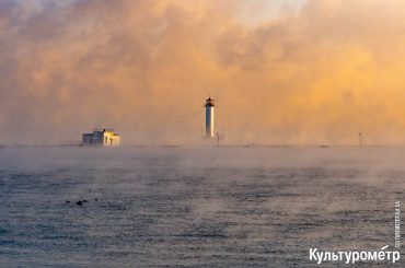 Одесский маяк в морозном тумане