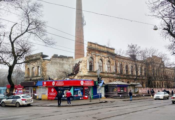 Здание фабрики мороженного рухнуло на Старопортофранковской