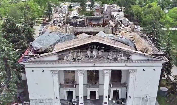 Уничтоженный русскими  Драмтеатр в Мариуполе