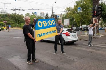 Хвилина пам'яті в Одесі. Зупинка транспорту.