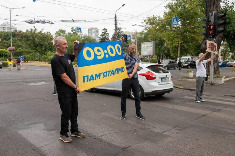Хвилина пам'яті в Одесі. Зупинка транспорту.